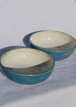 Load image into Gallery viewer, Blue &amp; White Set of Bowls
